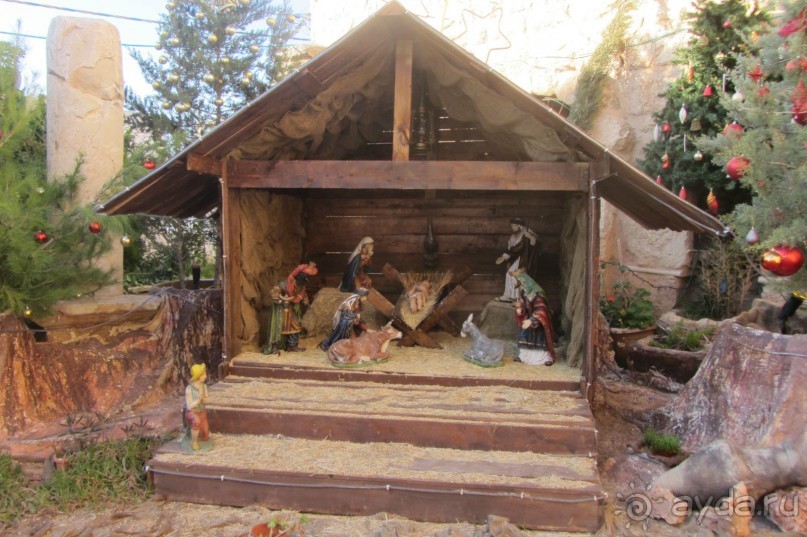 Красивая церковь с интересным подземным музеем