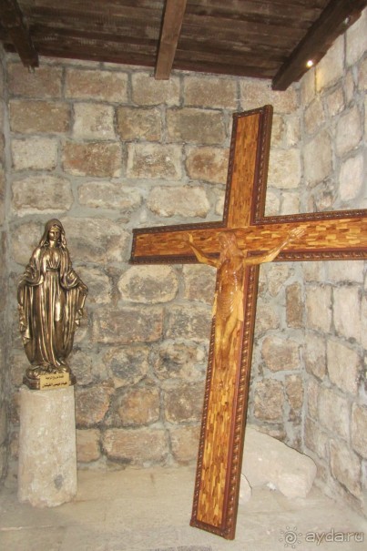 Красивая церковь с интересным подземным музеем