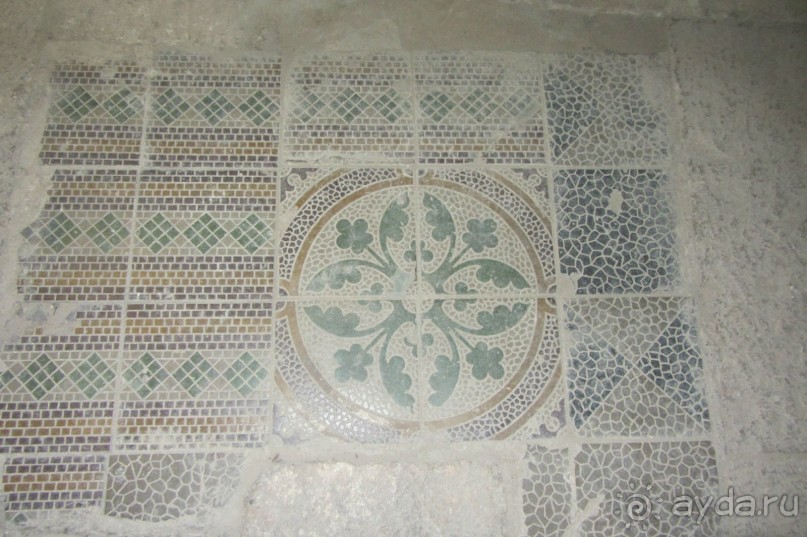 Красивая церковь с интересным подземным музеем