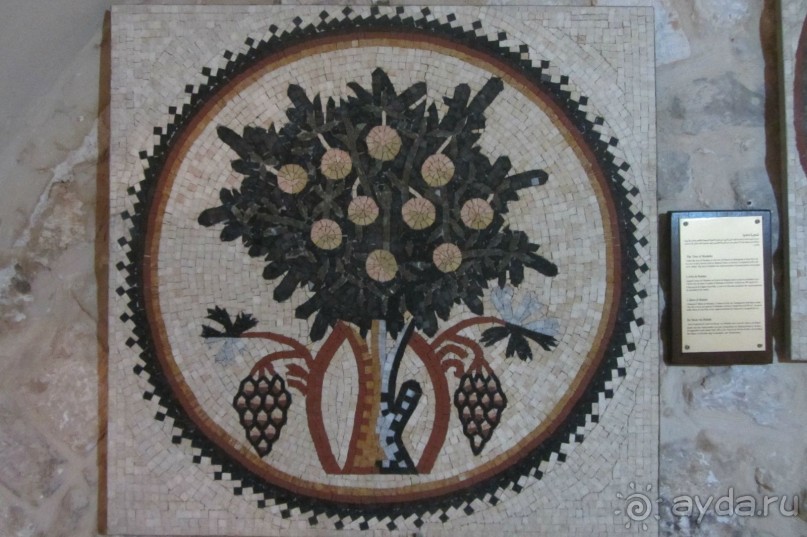 Красивая церковь с интересным подземным музеем