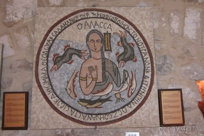 Красивая церковь с интересным подземным музеем