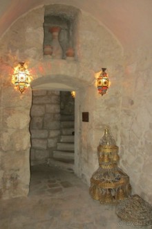 Красивая церковь с интересным подземным музеем