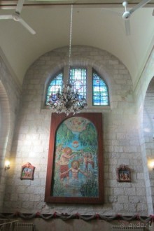 Красивая церковь с интересным подземным музеем