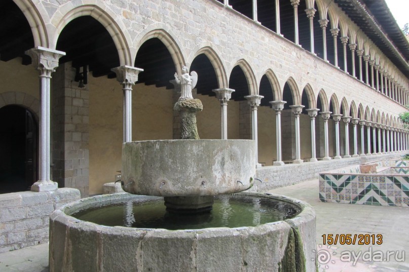 Фонтан Ангел перед трапезной.