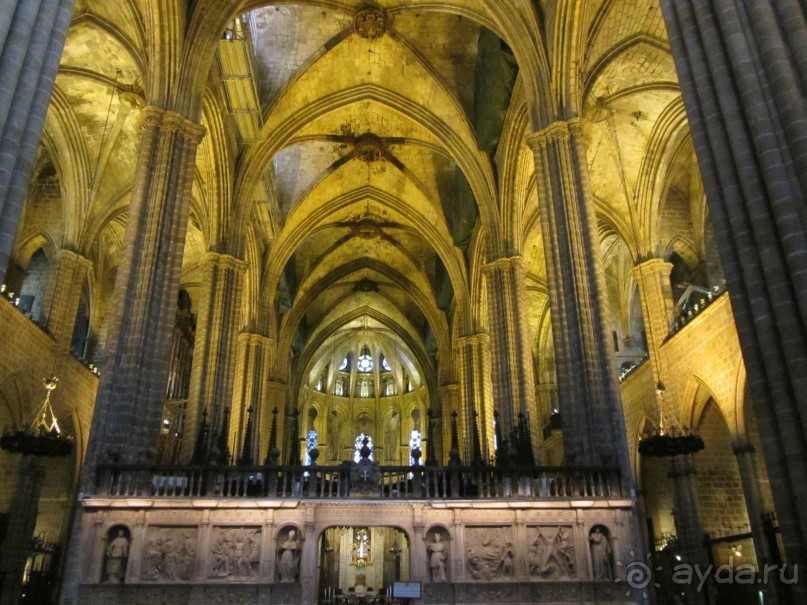 Catedral de la Santa Cruz y Santa Eulalia - главный собор Барселоны.