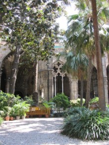 Catedral de la Santa Cruz y Santa Eulalia - главный собор Барселоны.