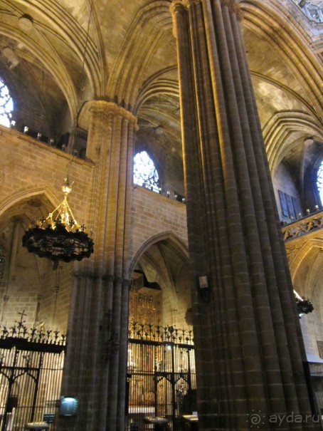 Catedral de la Santa Cruz y Santa Eulalia - главный собор Барселоны.