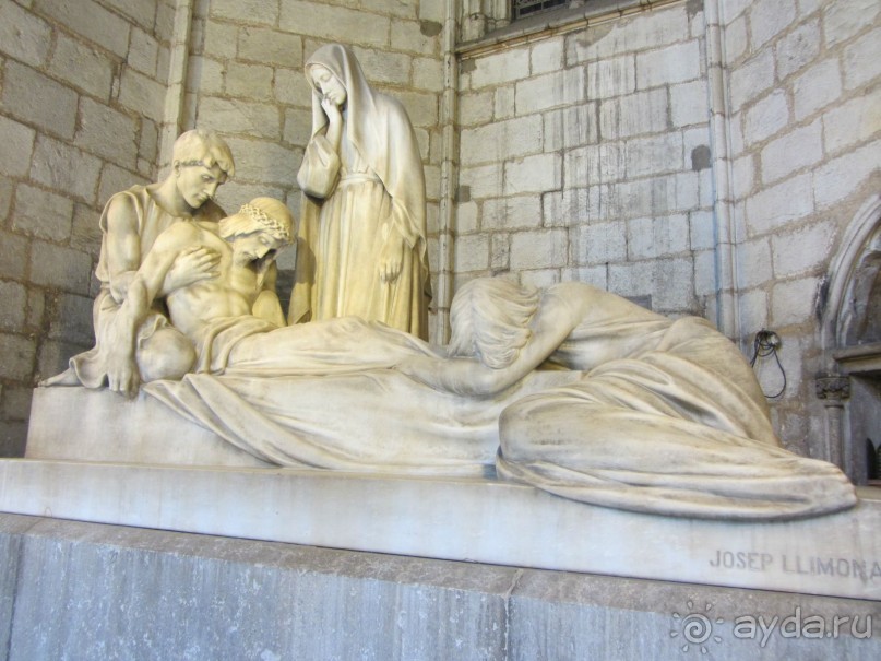 Catedral de la Santa Cruz y Santa Eulalia - главный собор Барселоны.