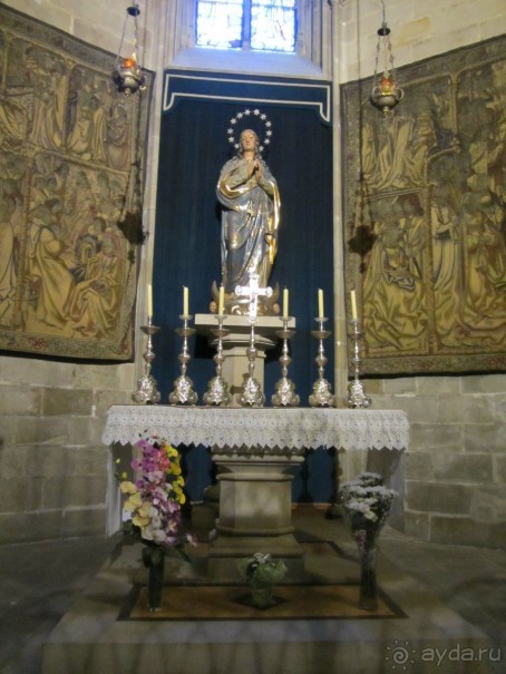 Catedral de la Santa Cruz y Santa Eulalia - главный собор Барселоны.