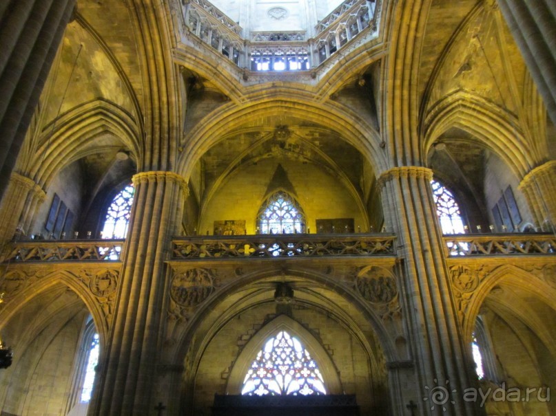 Catedral de la Santa Cruz y Santa Eulalia - главный собор Барселоны.