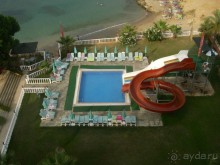 Вид на бассейн с горками и море