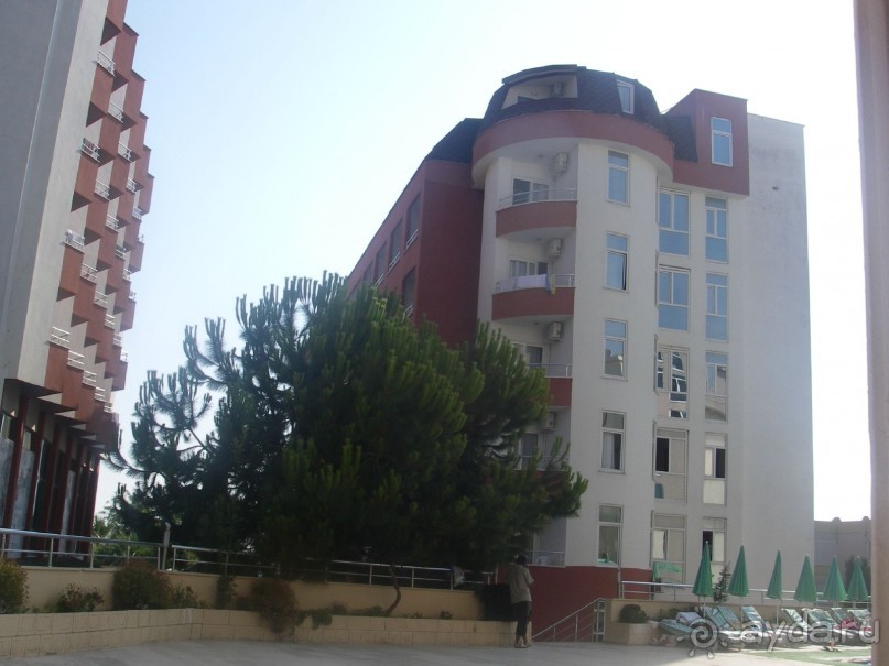 Один из корпусов отеля. Вид от бассейна 