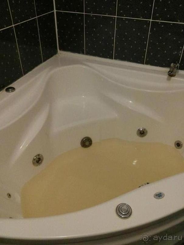 Незнаю,кто пишит столь лестные слова, в адрес этого заведения,но скажу прямо место отстойное,руковод