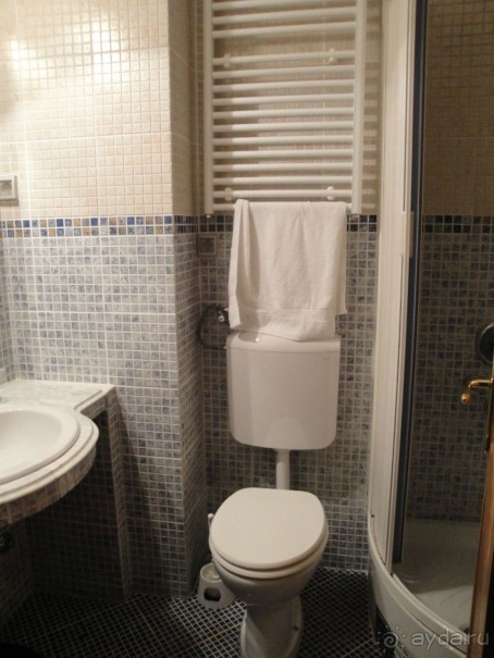 а в московской пятиэтажке влезает даже ванна:) Батарея ни к чему не подключается, вещи сушат на балконе вообще-то