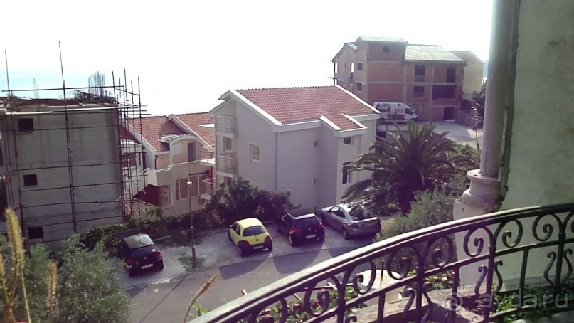 справа за другой стройкой когда-то был виден открыточный остров...