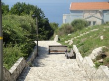 главная лестница левее от отеля, вниз до конца - дальняя от острова часть пляжа, узко и камни. Если спуститься до середины и повернуть к домам направо, то по пологой изредка проездной дороге можно дойти до острова и хорошего пляжа