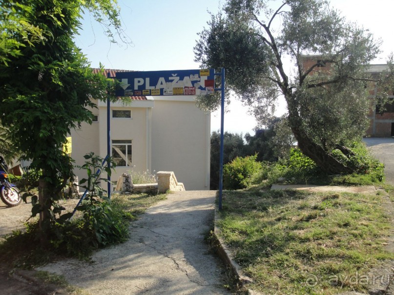 ближняя лестница на пляж, ею пользовались редко, крутая, внутри не слишком чисто, местами стройка