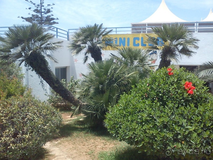 возле бассейна