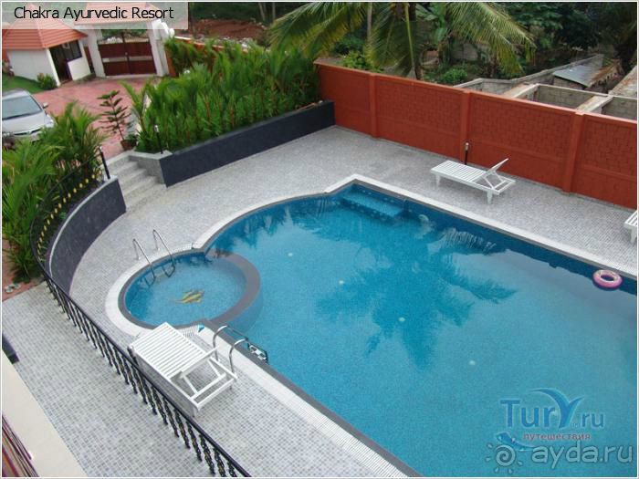 Так выглядит бассейн, вид с балкона 3 этажа из номера.