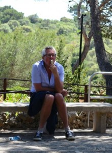 Инострано туристо в ожидании экскурсии в пещеру Дракона