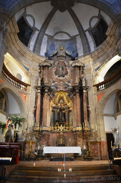 в базилике святого Мигеля. Вход бесплатный, внутри красота и духовная католическая музыка..))