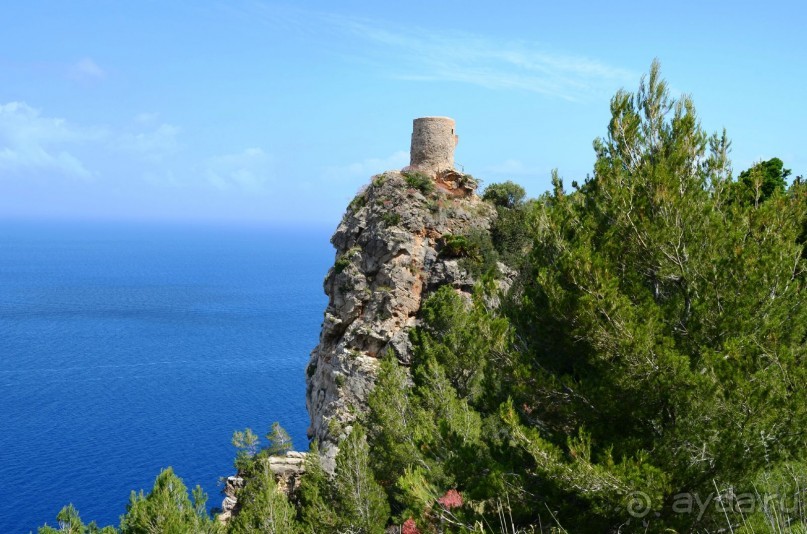 Сторожевая башня в горах (против Джека Воробья и ему подобных). На нее можно бесплатно забраться, что и было сделано:)