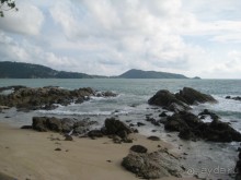 каменные глыбы на пути к песчаному пляжу