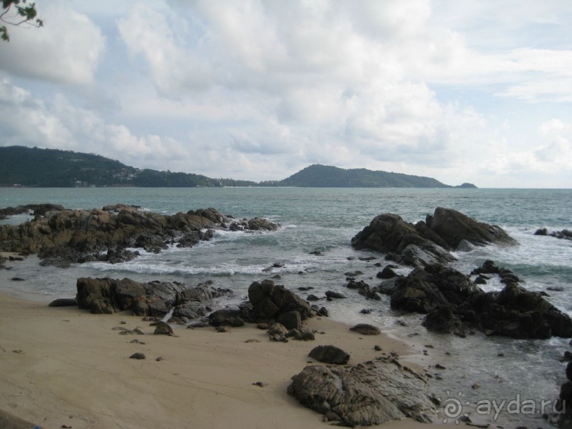 каменные глыбы на пути к песчаному пляжу