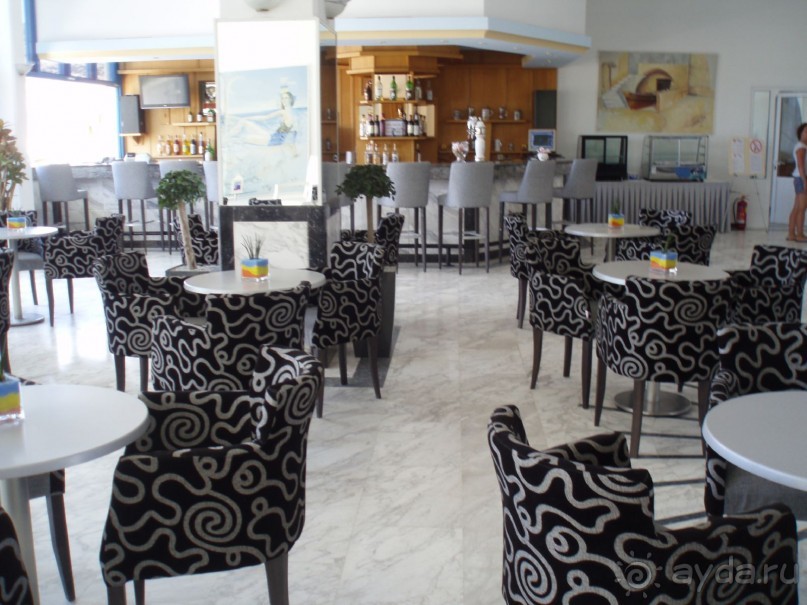 Отличный отель, первая линия, удобно добираться до пляжа.