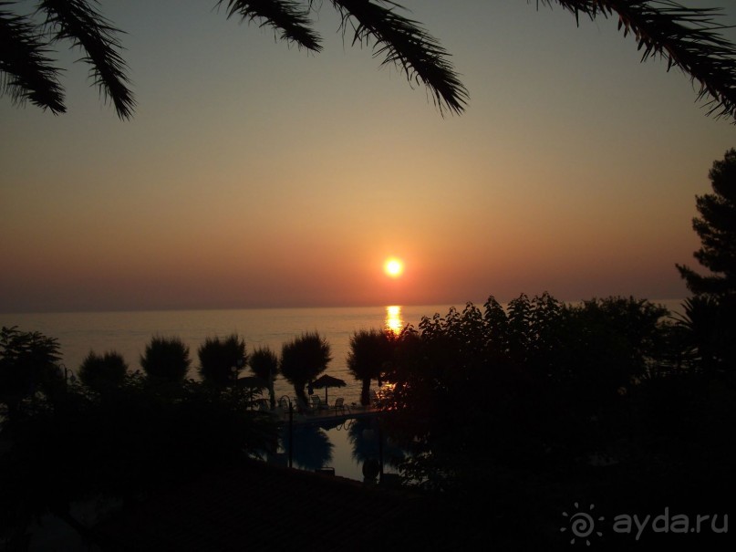 хороший отель с зеленой территорией на песчаном пляже