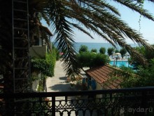 хороший отель с зеленой территорией на песчаном пляже