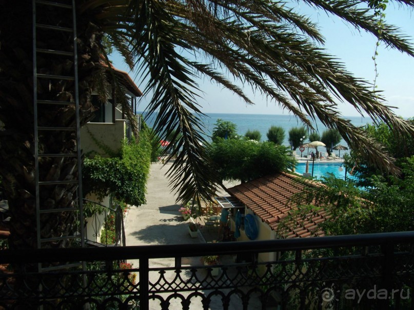 хороший отель с зеленой территорией на песчаном пляже