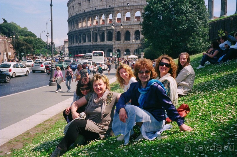 Дружно у Колизея...