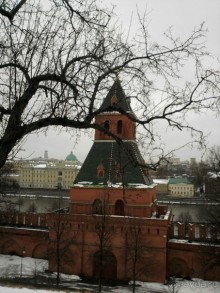 Здесь как было, так и ныне – сердце всей Руси святой, Здесь стоят ее святыни за кремлевскою стеной!