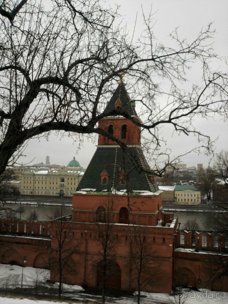 Здесь как было, так и ныне – сердце всей Руси святой, Здесь стоят ее святыни за кремлевскою стеной!