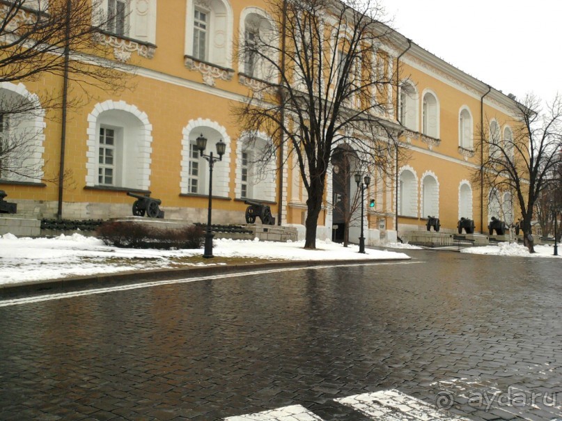 Здесь как было, так и ныне – сердце всей Руси святой, Здесь стоят ее святыни за кремлевскою стеной!