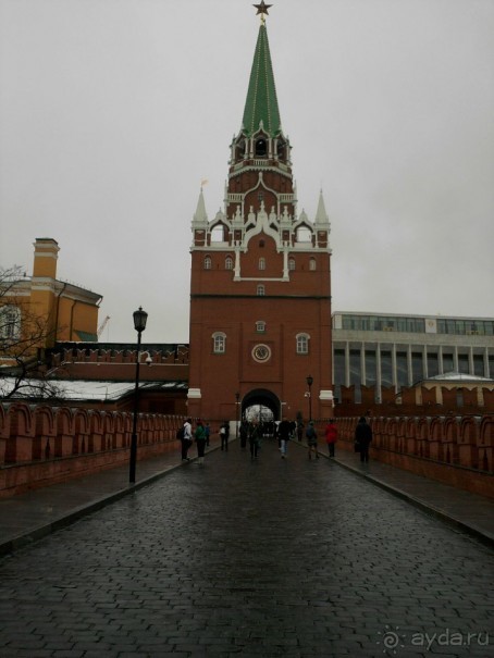 Здесь как было, так и ныне – сердце всей Руси святой, Здесь стоят ее святыни за кремлевскою стеной!