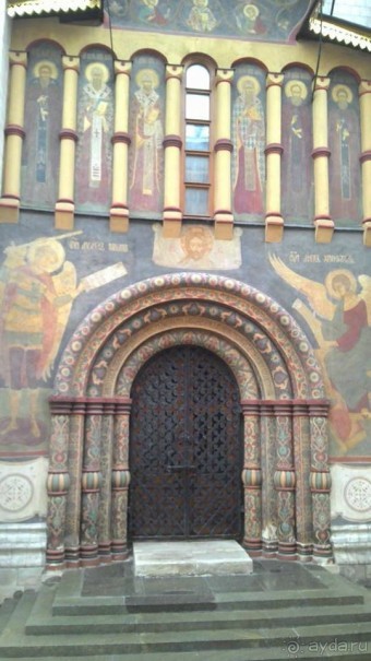 Здесь как было, так и ныне – сердце всей Руси святой, Здесь стоят ее святыни за кремлевскою стеной!