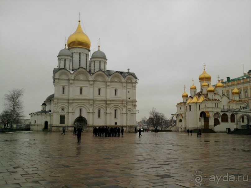 Здесь как было, так и ныне – сердце всей Руси святой, Здесь стоят ее святыни за кремлевскою стеной!