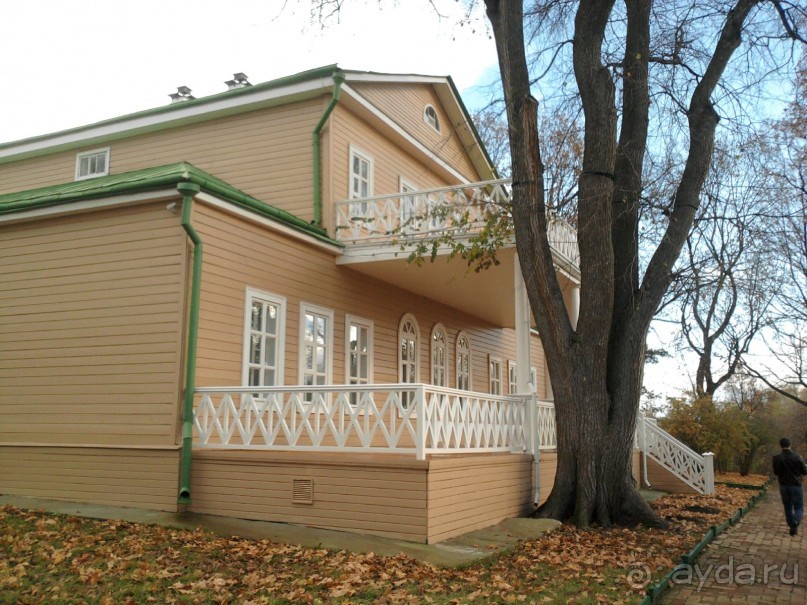 Родные все места: высокий барский дом...