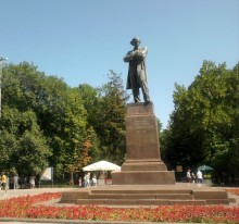 «…В деревню, к тетке, в глушь, в Саратов…»