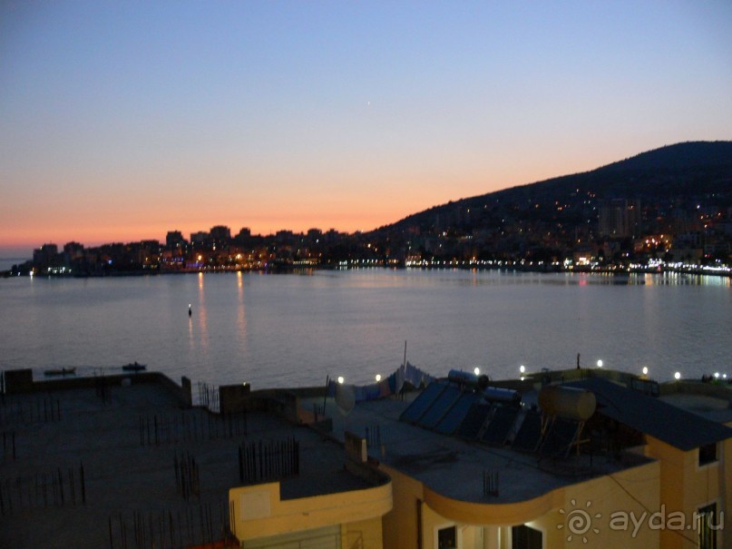 2013, вид из номера на 4-м эт. Если смотреть направо, то море видно хорошо.