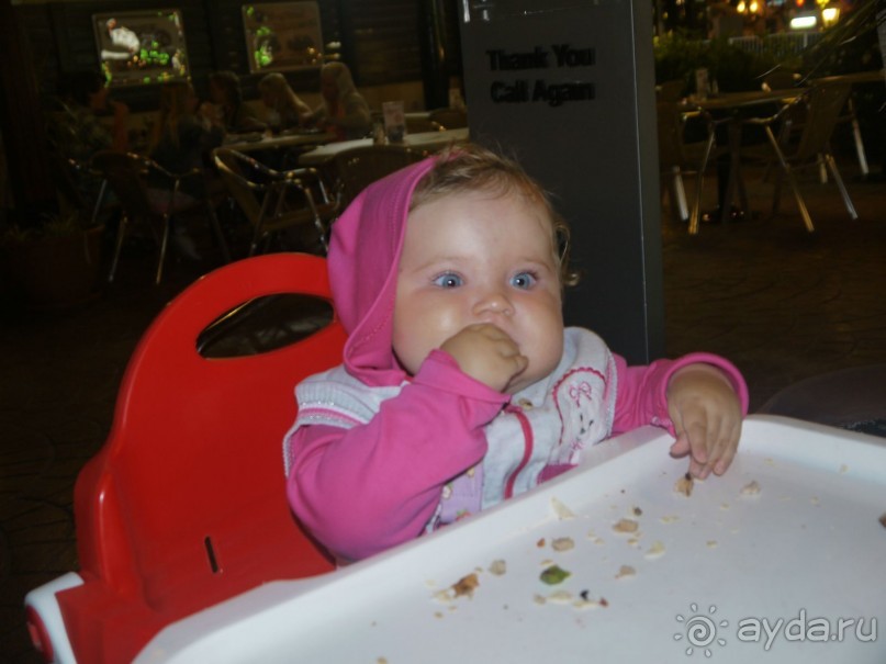 Наше любимое место ужина - Пиццахат - наполпути к центру Айи-Напы - минут 15 пешком от отеля, по ходу движения. Детские стульчики и детская игровая зона - со счетами, столиками и т.п.