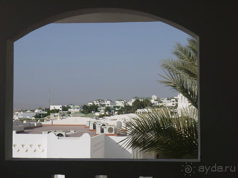 Просторный, спокойный и немного пошарпанный отель