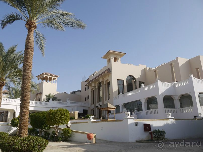 Просторный, спокойный и немного пошарпанный отель