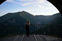 Мама на выступе Беседки