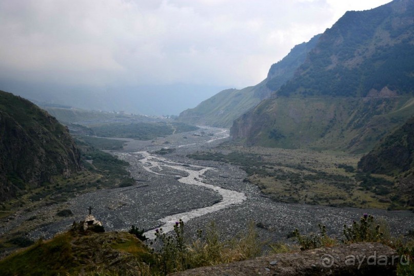 Безымянные кресты, вдали Степанцминда, бывший Казбеги