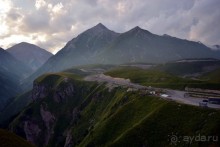 Справа Крестовый перевал