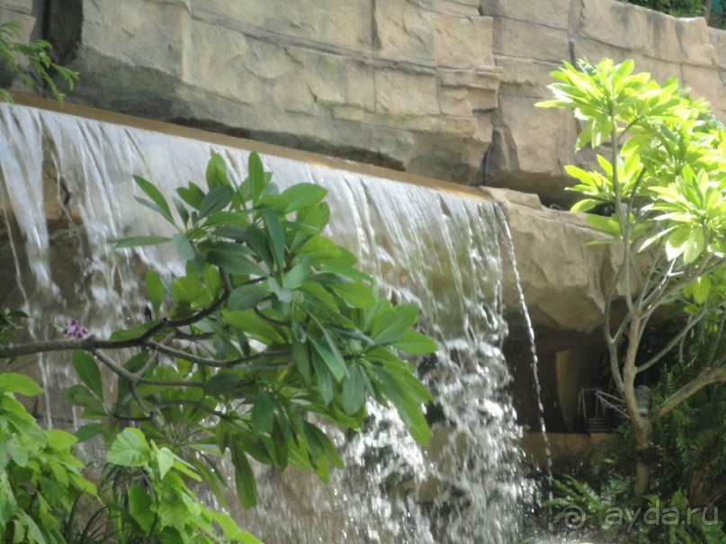водопад в бассейне