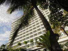 вид с бассейна на гостинницу